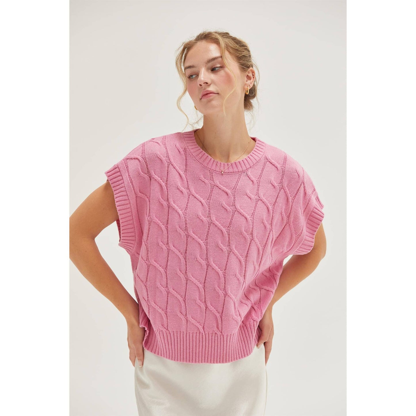 DZ24E945-OVERSIZED CABLE KNIT SWEATER VEST: CHESTNUT / S