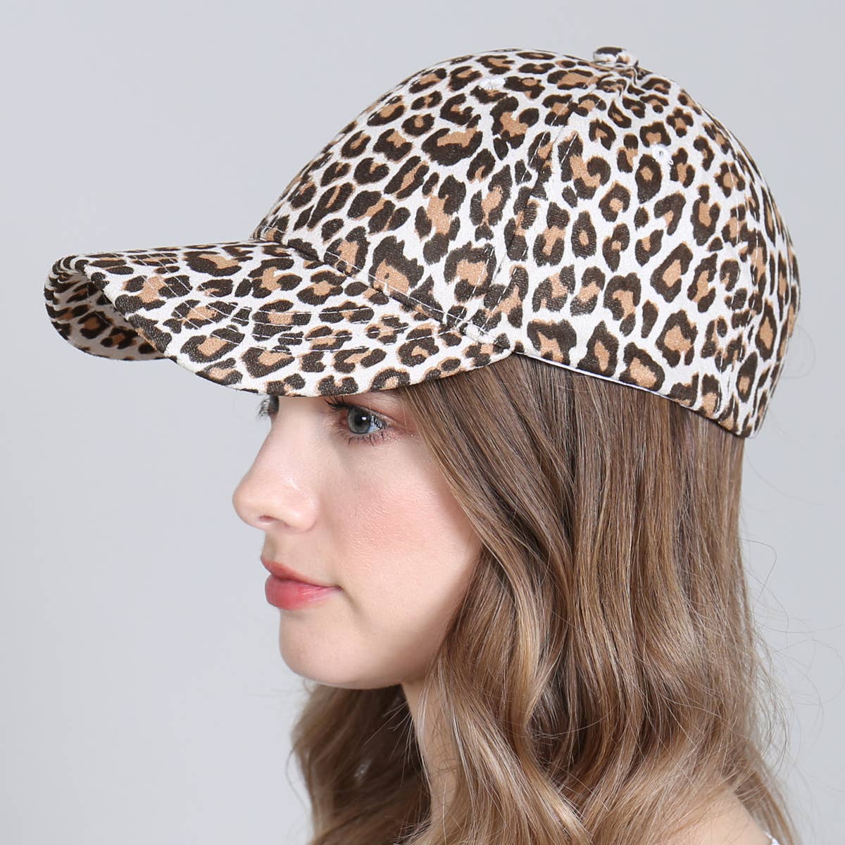 HDT2820 - WHITE LEOPARD SKIN PRINTED CAP: BROWN