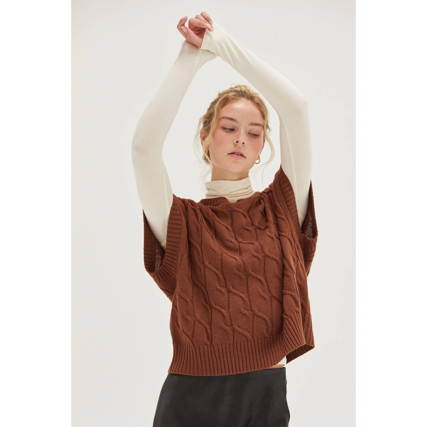 DZ24E945-OVERSIZED CABLE KNIT SWEATER VEST: CHESTNUT / S