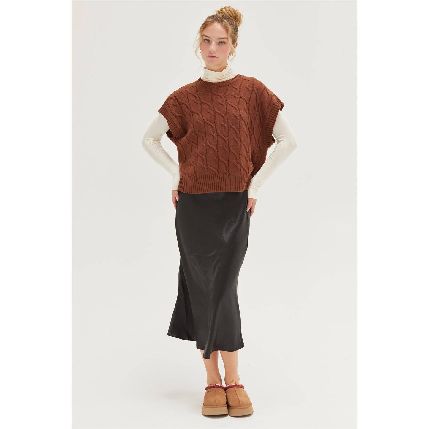DZ24E945-OVERSIZED CABLE KNIT SWEATER VEST: CHESTNUT / S